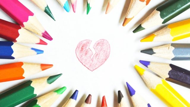 色とりどりの色鉛筆と失恋マーク