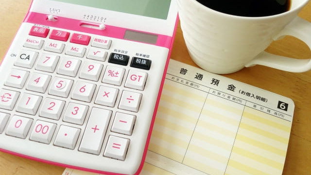通帳と電卓とコーヒー