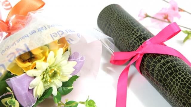 卒業証書と花束