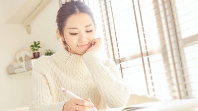 メモを取る女性